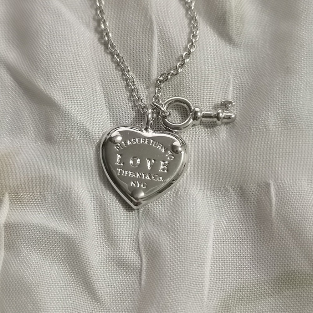 Tiffany & Co 18k White Gold Heart-Shaped Tag Key Necklace - Picture 4 of 7